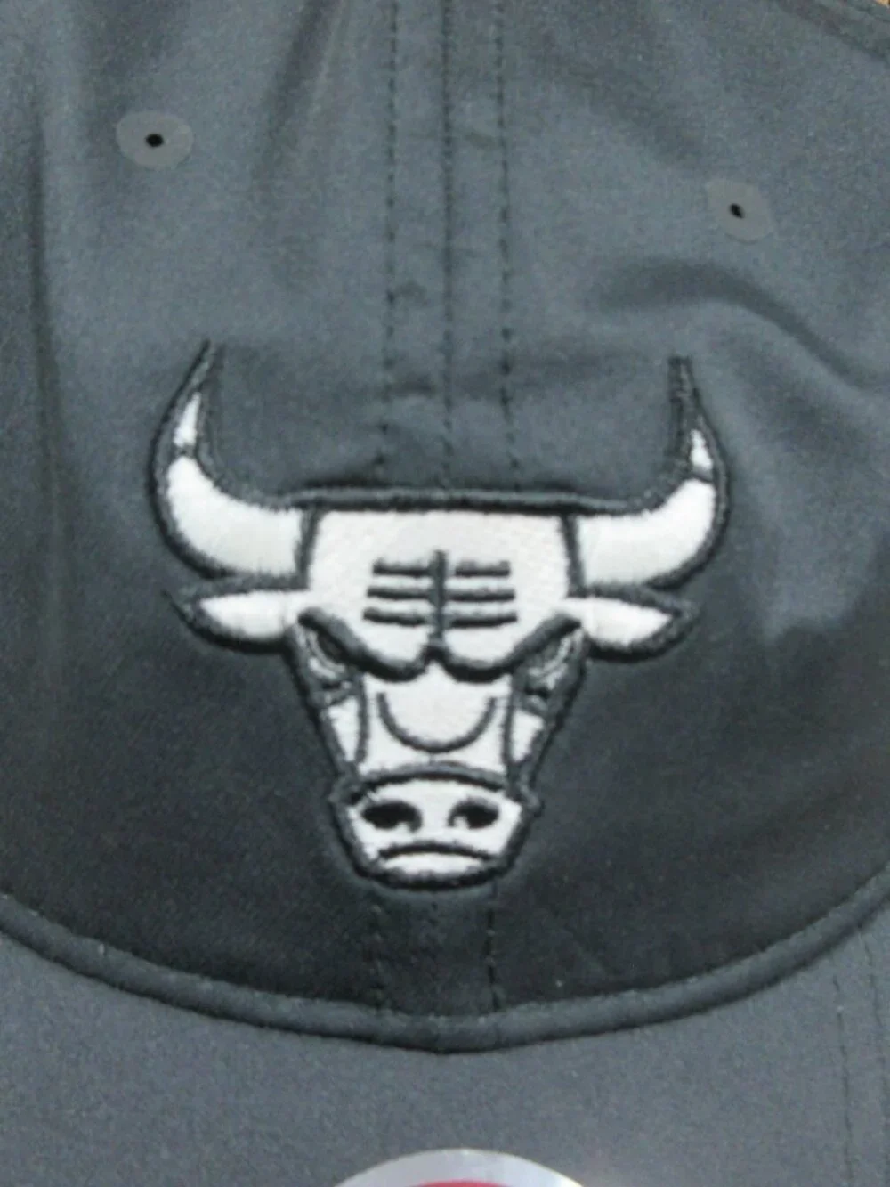 Mitchell & Ness mens black gray Chicago Bulls NBA strapback tech golf hat NWT